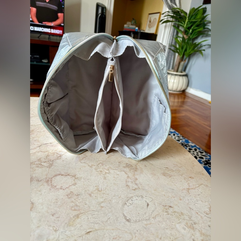 Crinkle metallic cosmetic bag - Picture 6 of 10